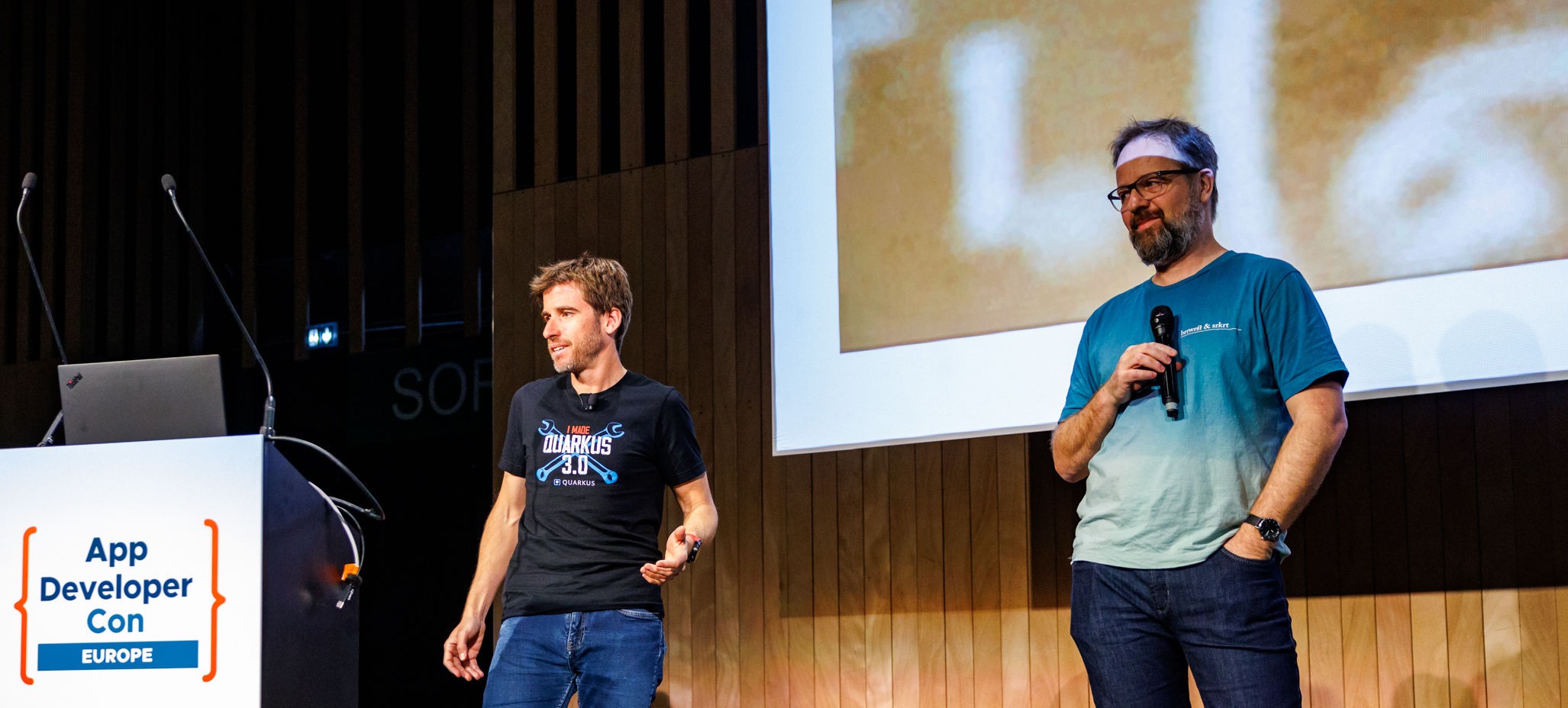 Una foto junto a Roland presentando la charla