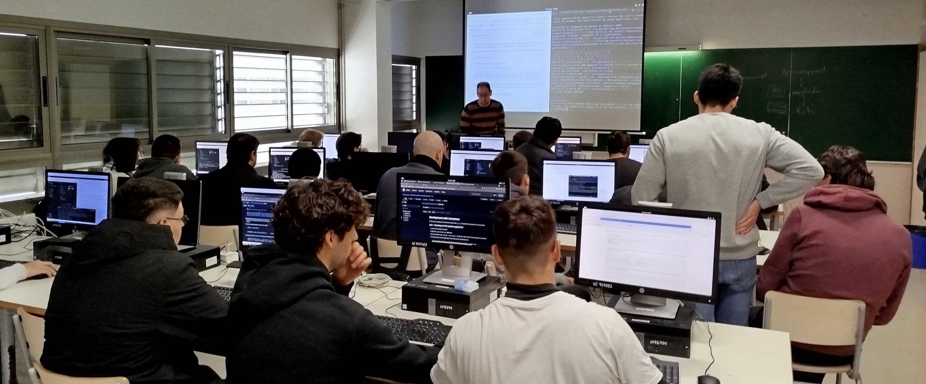 Una foto de los estudiantes recibiendo el taller de Red Hat Academy